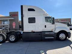 2022 International LT625 photo 8