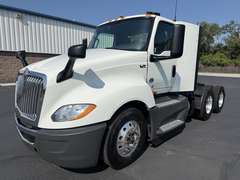 2022 International LT625 photo 2