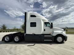 2022 International LT625 photo 2