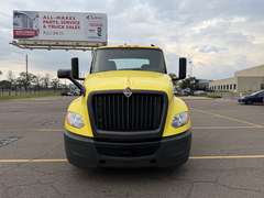 2023 International LT625 photo 1