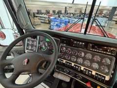 2027 Kenworth W900L photo 3