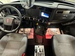 2027 Kenworth T880 photo 2