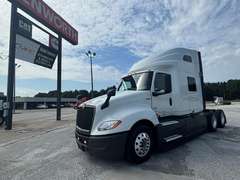 2021 International LT625 photo 1