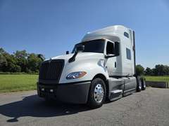 2021 International LT625 photo 1