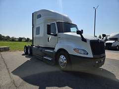 2021 International LT625 photo 7