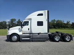 2021 International LT625 photo 2