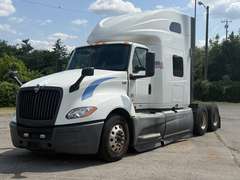 2021 International LT625 photo 2