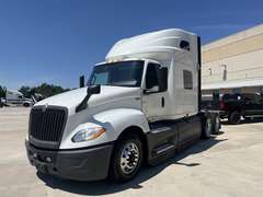 2021 International LT625 photo 2