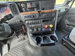2021 International LT625 photo 10