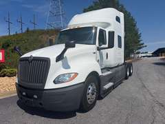 2021 International LT625 photo 2