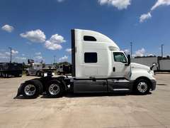 2021 International LT625 photo 8