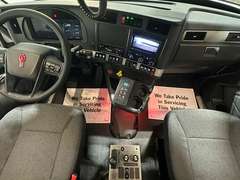 2027 Kenworth T880 photo 2