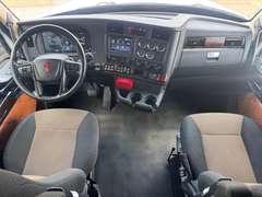 2023 Kenworth T680 photo 2