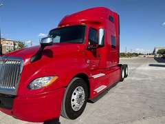2022 International LT625 photo 8