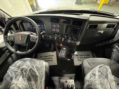 2027 Kenworth T880 photo 2