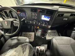 2027 Kenworth T880S photo 2