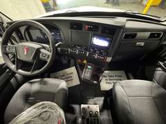 2027 Kenworth T880 photo 2