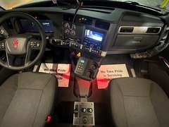 2027 Kenworth T880S photo 2