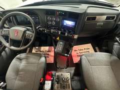 2027 Kenworth T880 photo 2