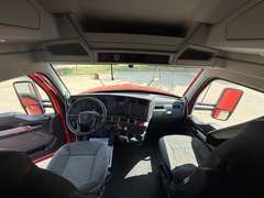 2024 Kenworth T680 photo 3