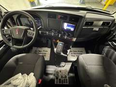 2027 Kenworth T880 photo 2