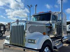 2027 Kenworth W900L photo 2