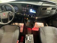 2027 Kenworth T880 photo 3