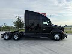 2023 Kenworth T680 photo 2