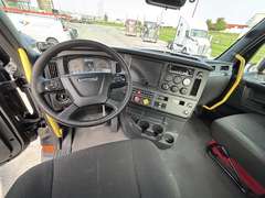 2023 Freightliner PE11664DC photo 3