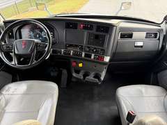 2023 Kenworth T880S photo 3