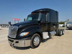 2023 International LT625 photo 7