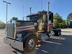 2022 Kenworth W900L photo 2