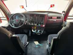 2023 Kenworth T680 photo 3