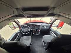 2023 Kenworth T680 photo 3
