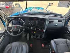 2024 Kenworth T680 photo 3