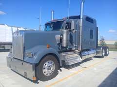 2023 Kenworth W900L photo 2